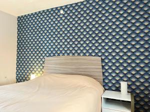 1 dormitorio con una pared de color azul en COC - Côte et Mer, en Wissant
