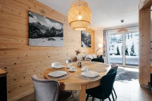 a dining room with a table and chairs at Apartamenty Biatlonowe in Kościelisko
