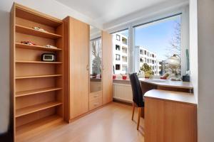 um escritório com uma secretária e uma janela em Appartement Björn Schuhknecht em Hanôver