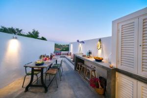 an outdoor patio with a table and chairs at Stylish town house in Silves in Silves