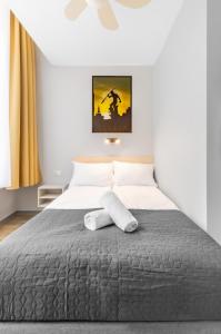 1 dormitorio con 1 cama con manta negra en Zefiro Na Gnilnej, en Gdansk