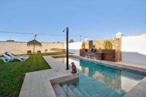 uma casa com uma piscina e um quintal em Villa Magnolia Chiclana em Chiclana de la Frontera