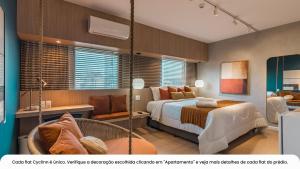 1 dormitorio con cama colgante y sala de estar en Cyclinn Faria Lima Pinheiros, en São Paulo