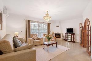 a living room with a couch and a table at Casa Judite in Lagoa