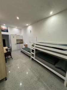 une chambre avec deux lits superposés et une cuisine dans l'établissement MK Apartments Bremen 1, à Brême
