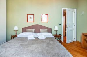 ein Schlafzimmer mit einem großen Bett mit zwei Kissen in der Unterkunft Maybritt's Home, rooftop in front of the castle! in Neapel