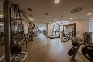 Fitness centrum a/nebo fitness zařízení v ubytování DoubleTree by Hilton Bratislava