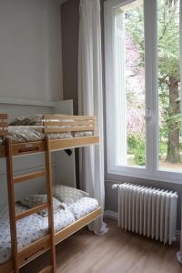 sypialnia z łóżkiem piętrowym i oknem w obiekcie Grand Gîte Atypique au cœur du Pays des Châteaux w mieście La Chaussée-Saint-Victor