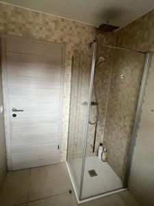 y baño con ducha y puerta de cristal. en House Near EPFL/Unil/Renens Gare/Lausanne, en Ecublens
