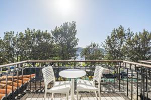 eine Terrasse mit Tisch und Stühlen auf einem Balkon in der Unterkunft King David Suites by Homie in Funchal