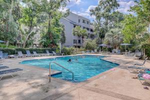 een zwembad in een hotel met mensen erin bij Treetops 7003 in Hilton Head Island