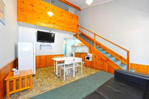 Televízia a/alebo spoločenská miestnosť v ubytovaní Abrolhos Reef Lodge