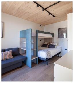 - une chambre avec des lits superposés et un canapé dans l'établissement EAGLE'S NEST, à Castellnou de Bages