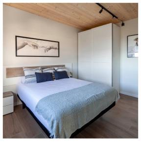 - une chambre dotée d'un grand lit avec des draps bleus dans l'établissement EAGLE'S NEST, à Castellnou de Bages