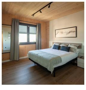 - une chambre avec un grand lit et une fenêtre dans l'établissement EAGLE'S NEST, à Castellnou de Bages