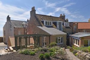 a large house with a roof at House on the Harbour Pittenweem in Pittenweem