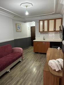 een woonkamer met een bank en een tafel bij DİAMOND PALACE APART HOTEL in Hatay