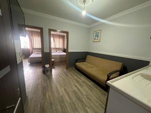 een woonkamer met een bank en een bed bij DİAMOND PALACE APART HOTEL in Hatay