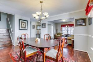 スネルビルにあるSpacious Snellville Home 28 Mi to Atlanta!のテーブルと椅子のあるダイニングルームとリビングルーム