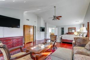 スネルビルにあるSpacious Snellville Home 28 Mi to Atlanta!のソファとベッドのあるリビングルーム