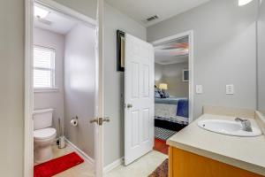 スネルビルにあるSpacious Snellville Home 28 Mi to Atlanta!の洗面台とトイレを備えた白いバスルーム +23枚の写真