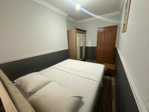 ein kleines Schlafzimmer mit zwei Betten darin in der Unterkunft DİAMOND PALACE APART HOTEL in Hatay