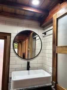 y baño con lavabo y espejo. en Blue Lagoon Villa, en Pāsighāt