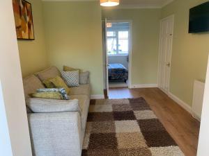 sala de estar con sofá y alfombra en Preto, en Croydon