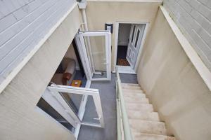 una vista aérea de una escalera con dos puertas abiertas en Rockpool's with outside area. en Scarborough