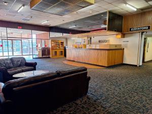 een lobby met banken en een balie in een gebouw bij American Motel in Wheat Ridge