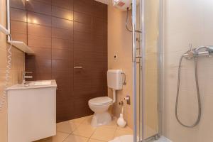 e bagno con servizi igienici e doccia in vetro. di Apartment 1 D&D, Baška a Baška
