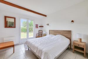 Postel nebo postele na pokoji v ubytování Les Portes en Ré, maison avec jardin pour 7