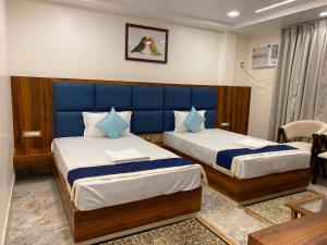 HOTEL MAA LAXMI PALACE客房内的一张或多张床位