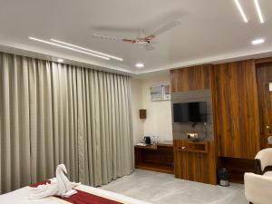HOTEL MAA LAXMI PALACE的电视和/或娱乐中心