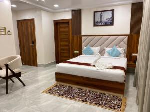 HOTEL MAA LAXMI PALACE客房内的一张或多张床位