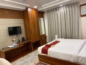 HOTEL MAA LAXMI PALACE客房内的一张或多张床位