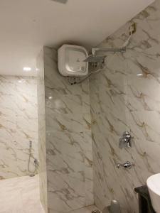 德奧加爾的住宿－HOTEL MAA LAXMI PALACE，带淋浴和盥洗盆的浴室