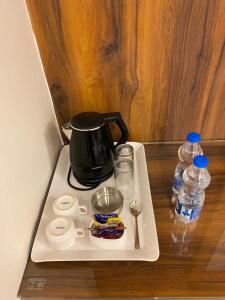 HOTEL MAA LAXMI PALACE的咖啡和沏茶工具