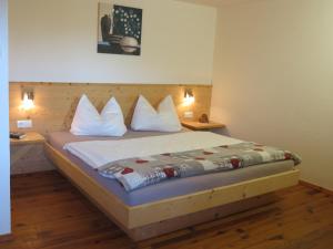 una camera con un letto con due comodini e due lampade di Rasiglerhof a Villandro