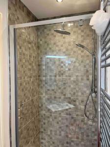 una doccia con porta in vetro in bagno di NN HOUSE a Dublino