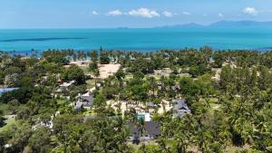 蘇梅島的住宿－Moorea Boutique Resort Samui，大海旁山丘上房屋的空中景观