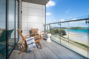 a balcony with benches and a view of the ocean at Cliff Edge in Newquay