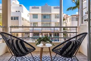 een balkon met 2 stoelen en een tafel bij Luxuri Suites 310 in Miami Beach in Miami Beach