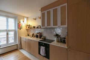 Een keuken of kitchenette bij Pretty nest near Canal St Martin