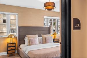 een slaapkamer met een bed en 2 ramen bij Luxuri Suites 310 in Miami Beach in Miami Beach