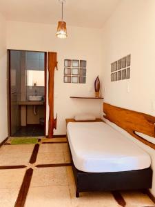 Säng eller sängar i ett rum på Pousada Casa do Bruno