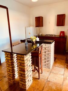 uma cozinha com uma mesa feita de tijolos em Pousada Casa do Bruno em Canoa Quebrada