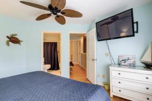 - une chambre avec un ventilateur de plafond et une télévision murale dans l'établissement Ocean Breeze 27, à Île de Hilton-Head