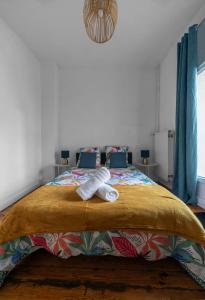 - une chambre avec un lit et 2 serviettes dans l'établissement L'Eugène - Maison 3 chambres, à Vichy