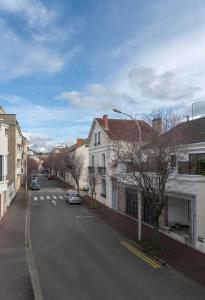 una calle vacía en una ciudad con edificios en L'Eugène - Maison 3 chambres, en Vichy